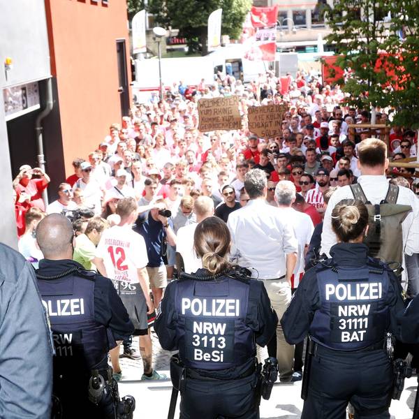 Fans des 1. FC Köln demonstrieren am Rathausturm.