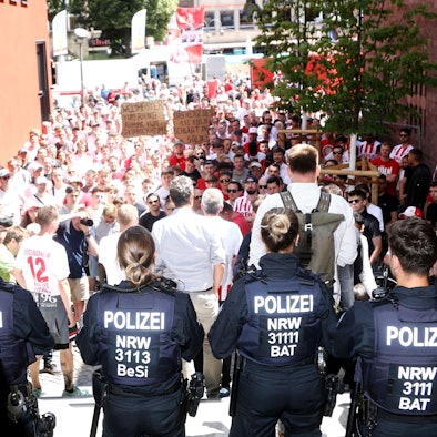 Fans des 1. FC Köln demonstrieren am Rathausturm.