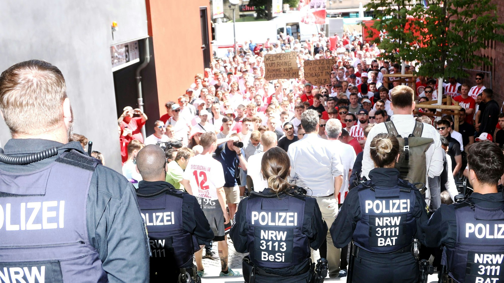 Fans des 1. FC Köln demonstrieren am Rathausturm.