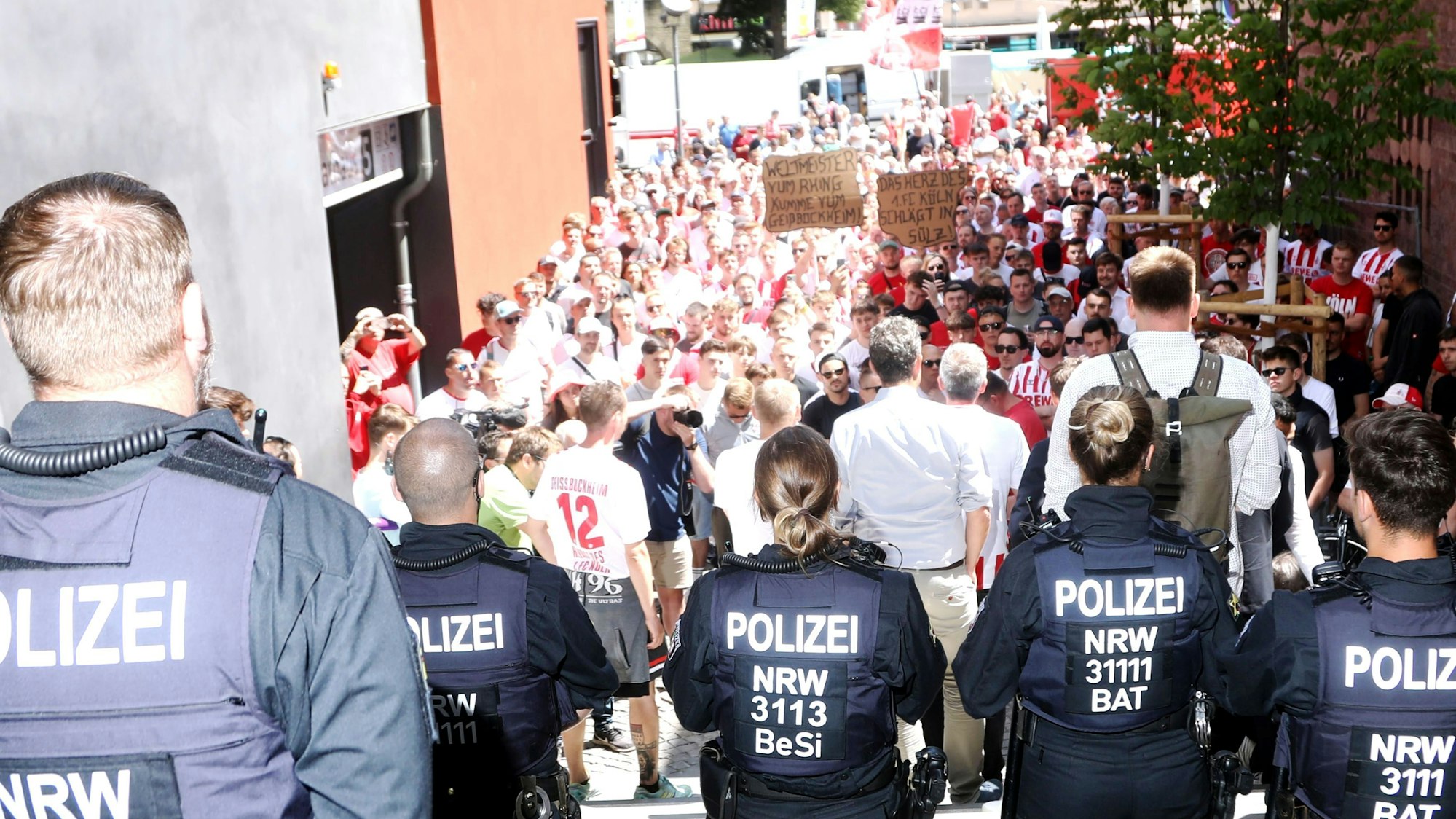 Fans des 1. FC Köln demonstrieren am Rathausturm.