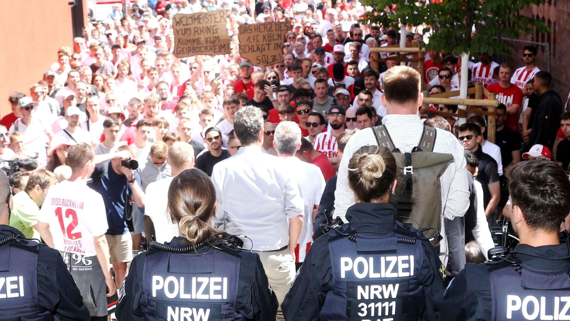 03.07.2025, Köln: Aufruf des 1. FC Köln an seine Fans zum Protest vor dem Kölner Rathaus. Dort findet heute eine Sitzung des Stadtrates statt., inhaltich geht es um die neue Eskalation im Streit um die Ausbaupläne am Geißbockheim. Foto: Arton Krasniqi
