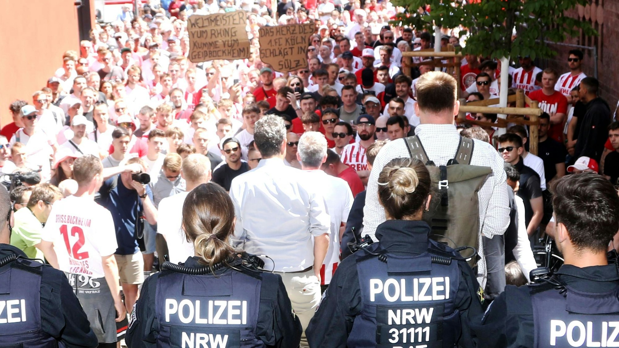 03.07.2025, Köln: Aufruf des 1. FC Köln an seine Fans zum Protest vor dem Kölner Rathaus. Dort findet heute eine Sitzung des Stadtrates statt., inhaltich geht es um die neue Eskalation im Streit um die Ausbaupläne am Geißbockheim. Foto: Arton Krasniqi