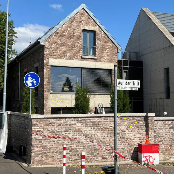 Das Bild zeigt ein kleines Mehrfamilienhaus in der Hofanlage.