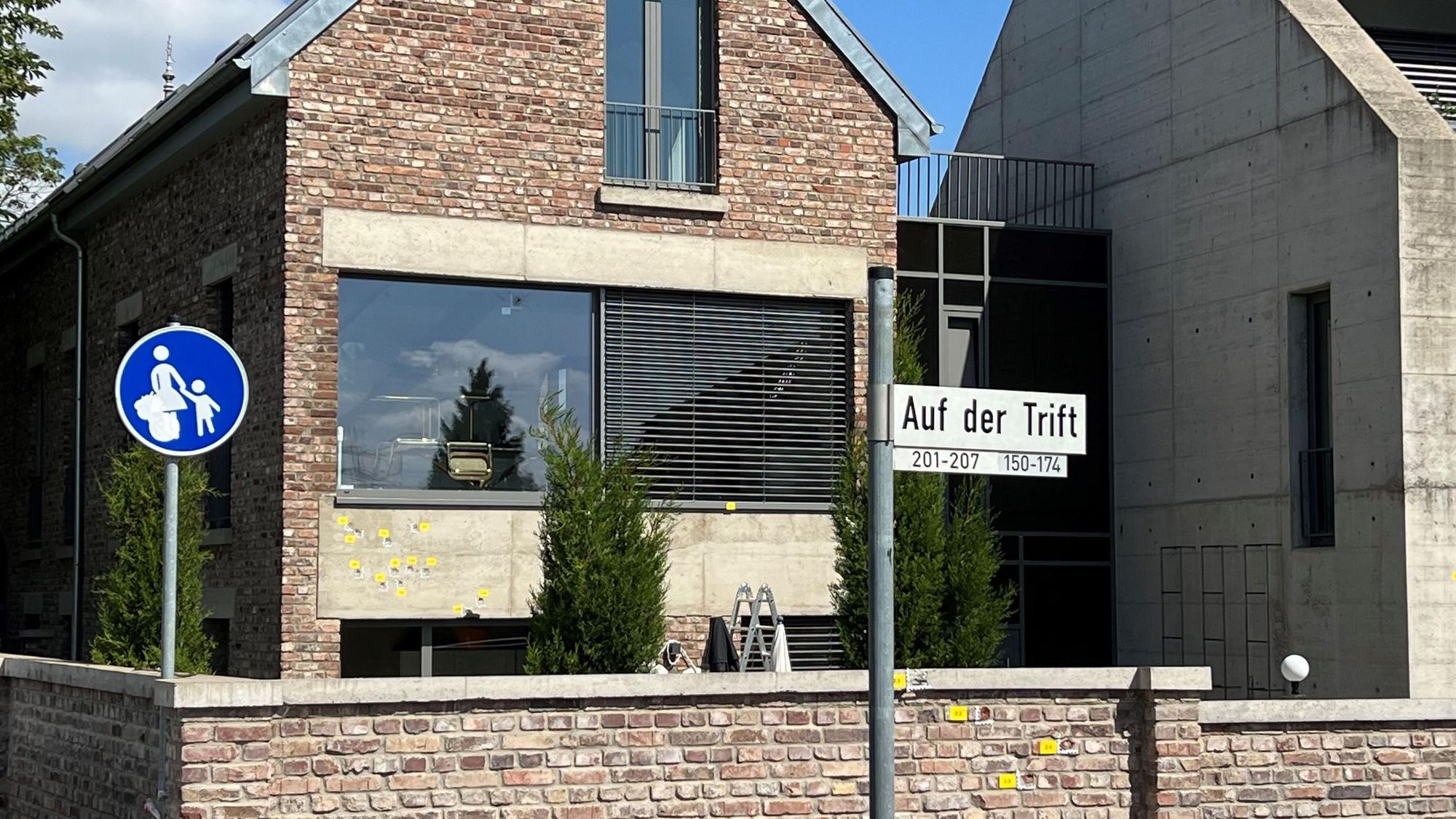 Das Bild zeigt ein kleines Mehrfamilienhaus in der Hofanlage.