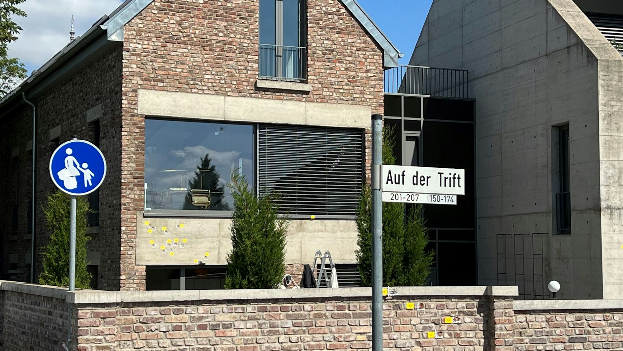 Das Bild zeigt ein kleines Mehrfamilienhaus in der Hofanlage.