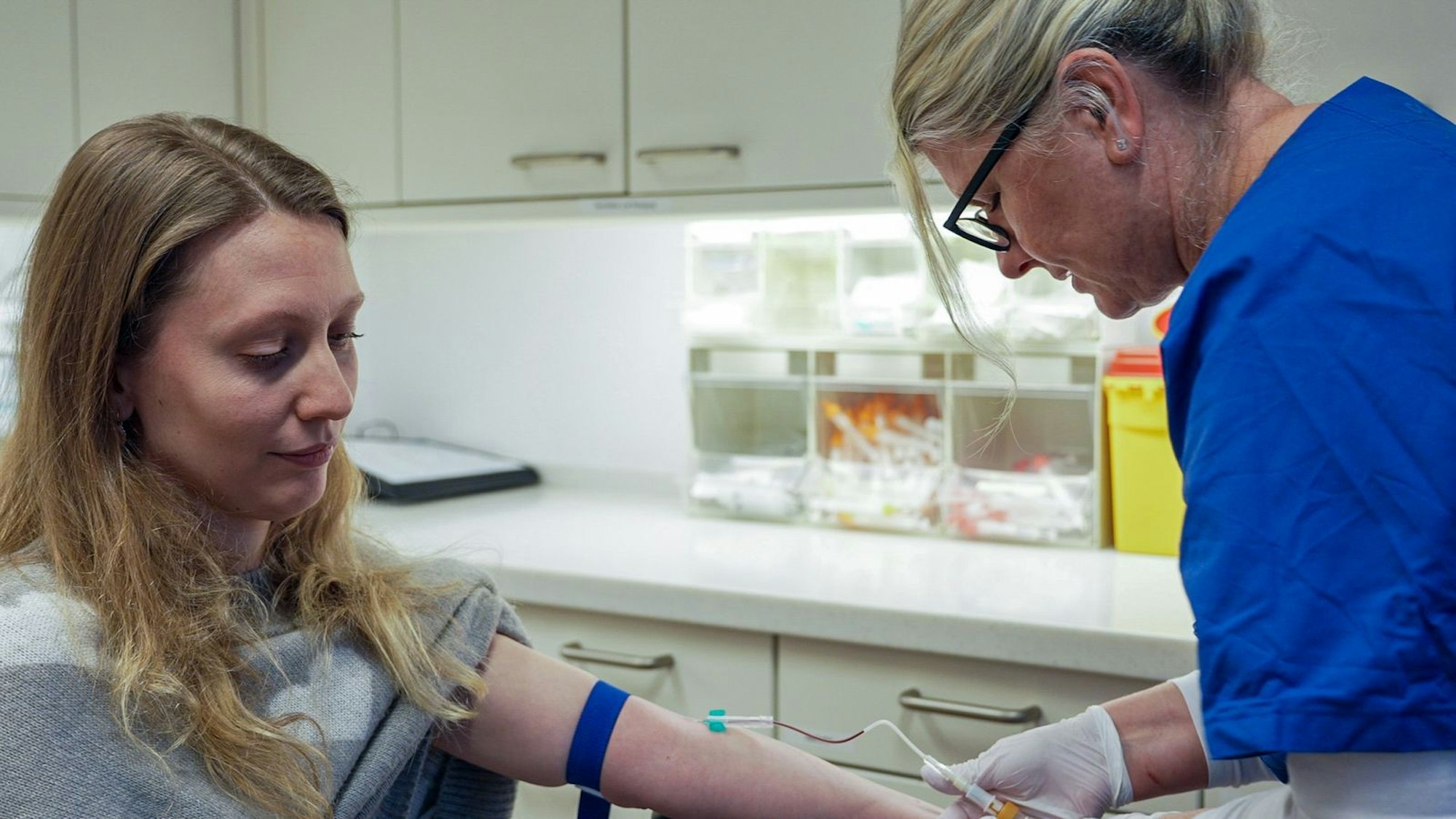 Olga (33) (links) wird nach einem Eizellentransfer für einen Schwangerschaftstest Blut abgenommen. Sie ist nicht schwanger. (Bild: ZDF/Frank Schunicht)