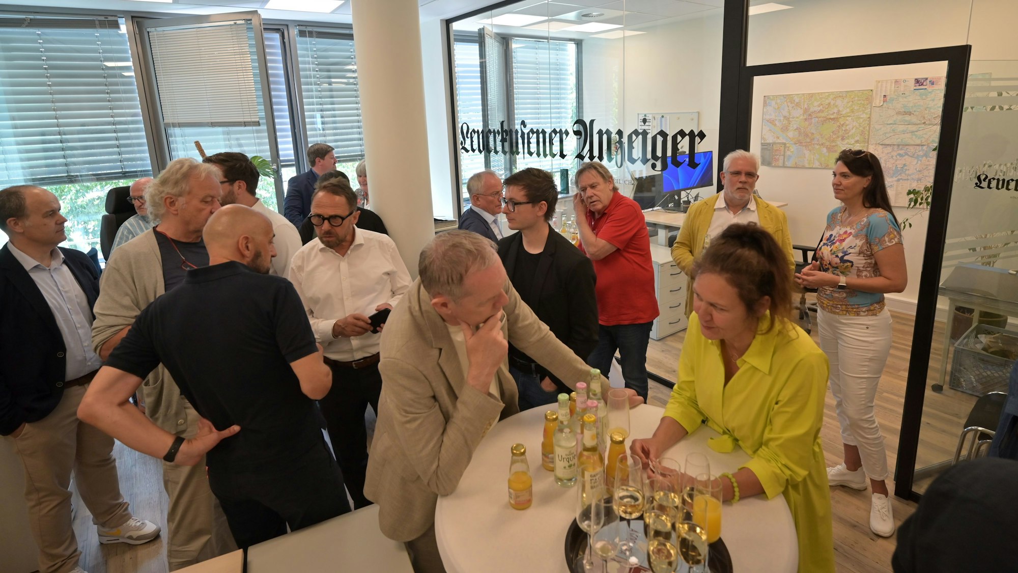 Auch Oberbürgermeister Uwe Richrath (weißes Hemd) war in die Redaktion gekommen.