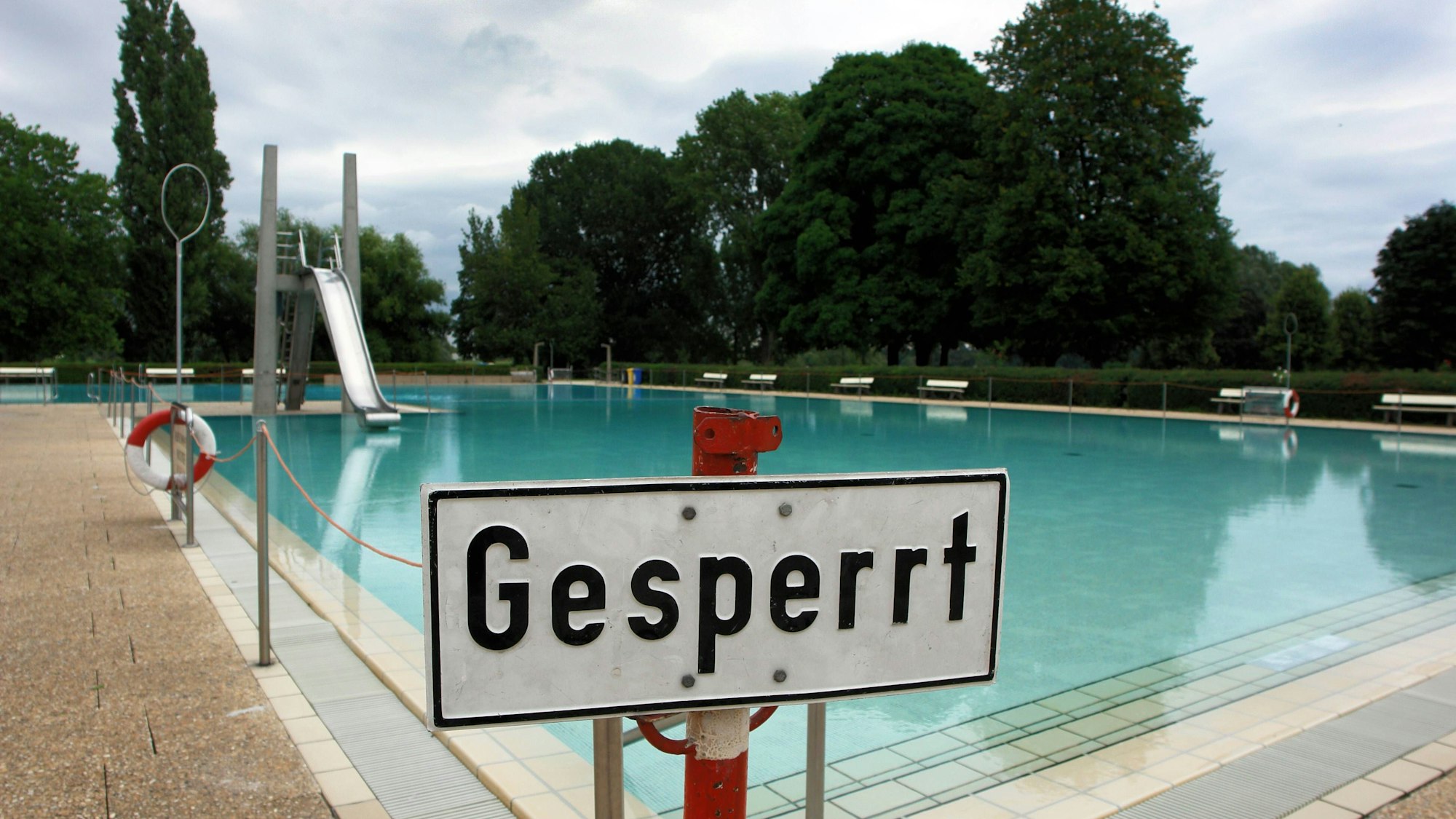 Foto von einem Schwimmbad, das wegen Sanierungsarbeiten gesperrt ist. (Symbolbild)