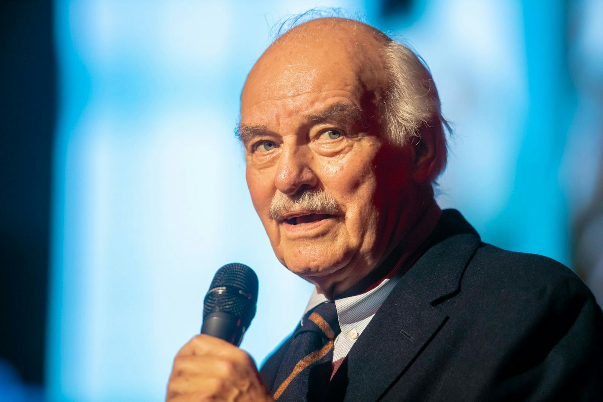 Zu viel des Guten: Charles Brauer kritisierte in einem Interview das Übermaß an „Tatort“-Folgen im deutschen Fernsehen. (Bild: IMAGO / Andreas Weihs)