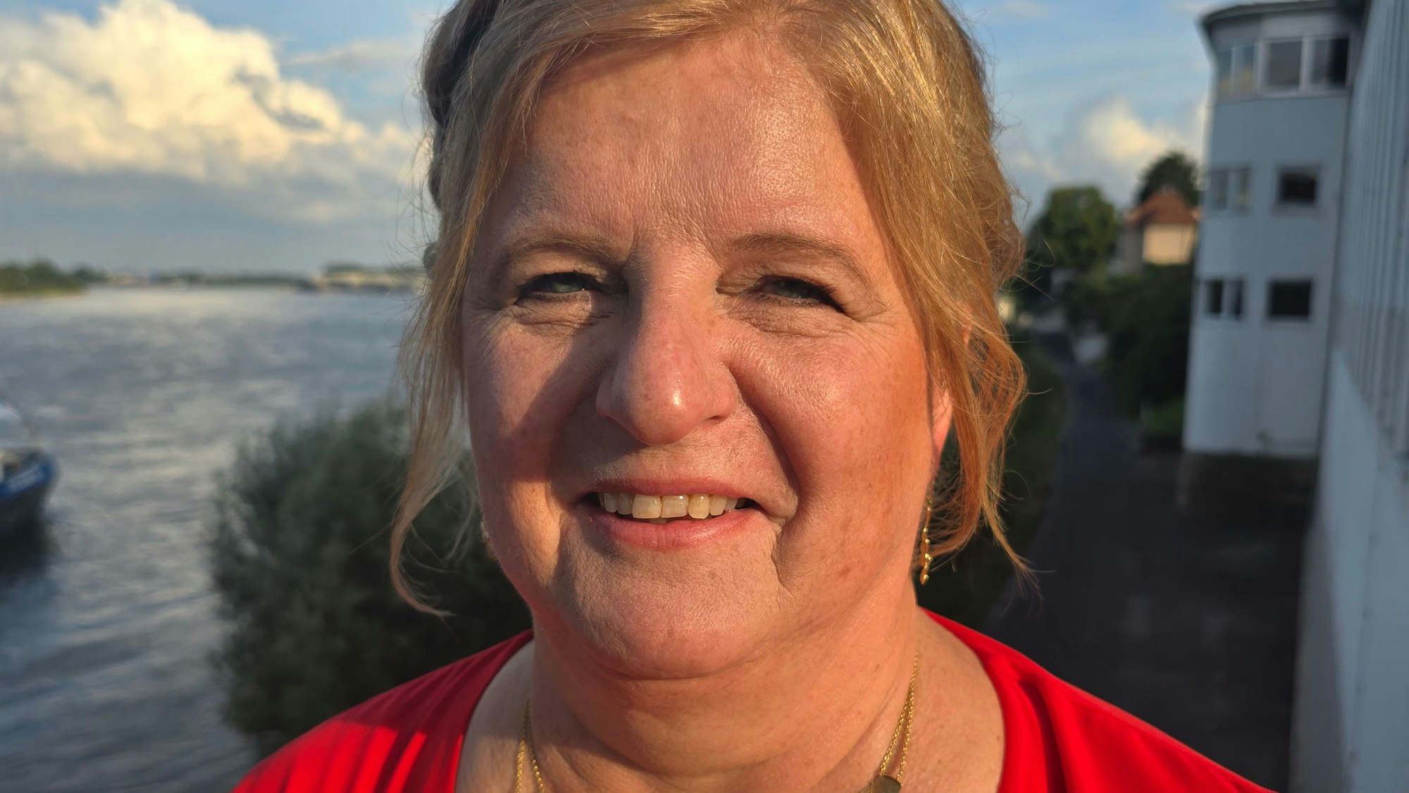 Auf dem Bild ist eine ältere blonde Frau zu sehen.