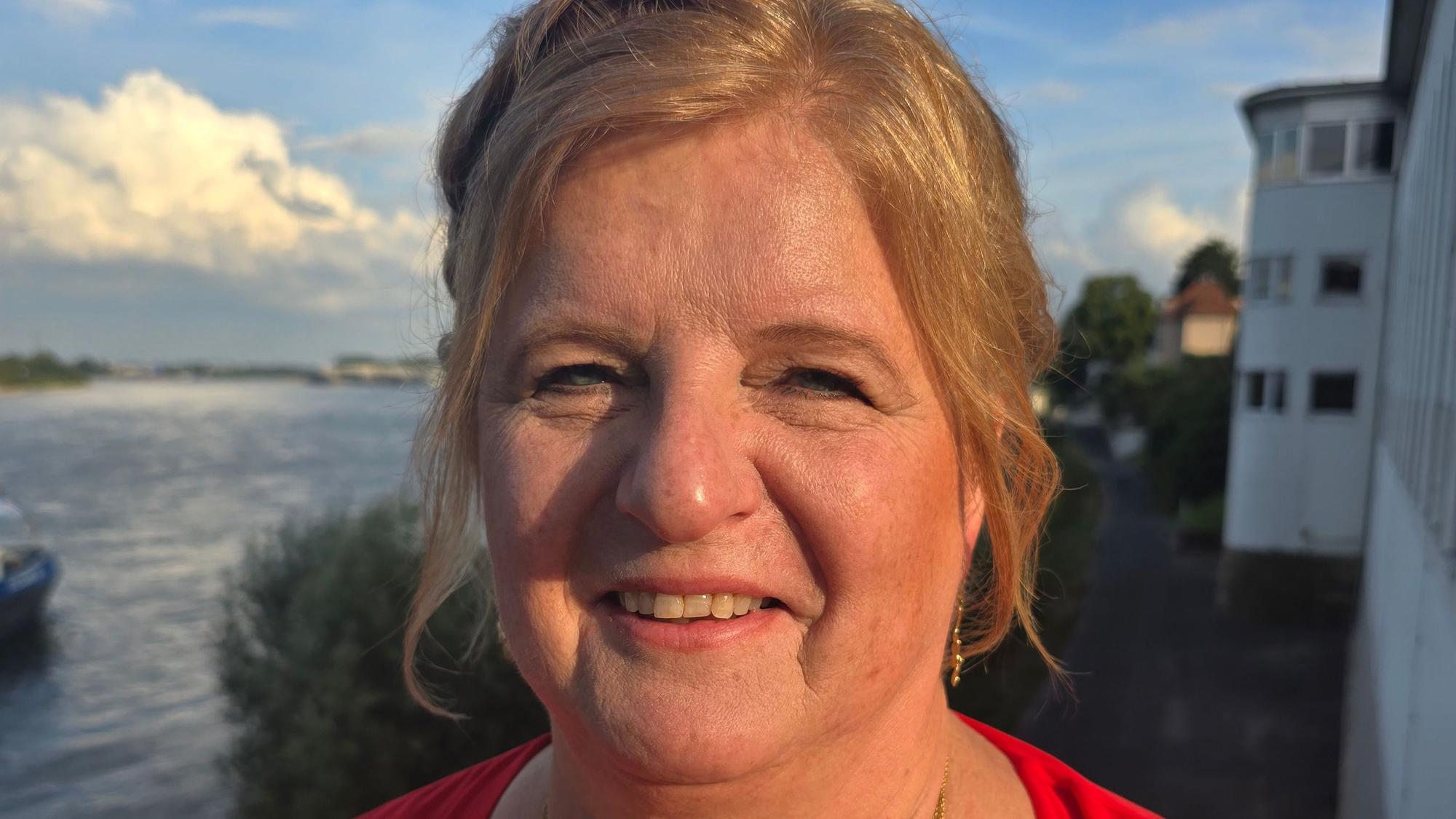 Auf dem Foto ist eine Frau mit blondem Haar zu sehen.