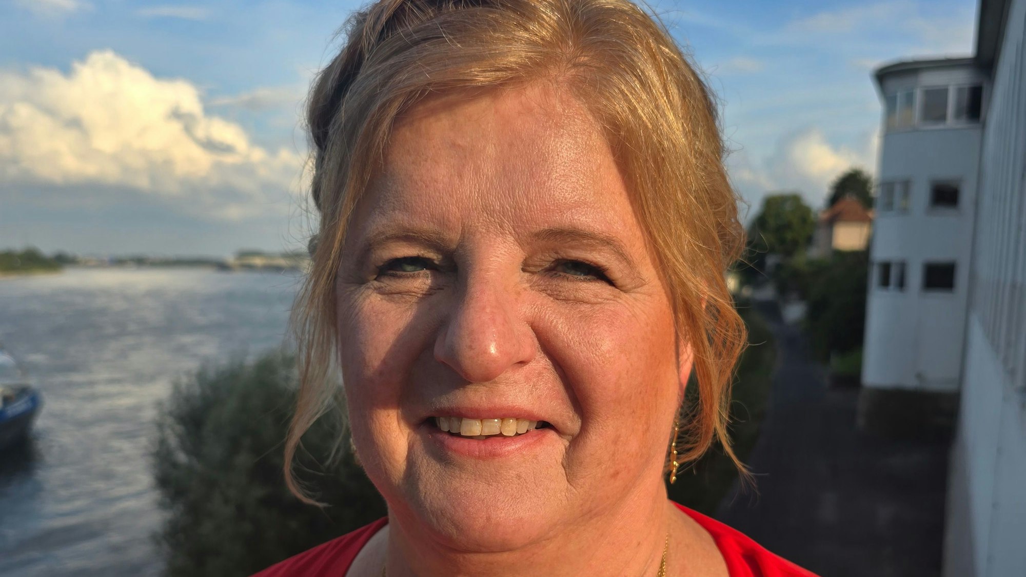 Auf dem Foto ist eine Frau mit blondem Haar zu sehen.