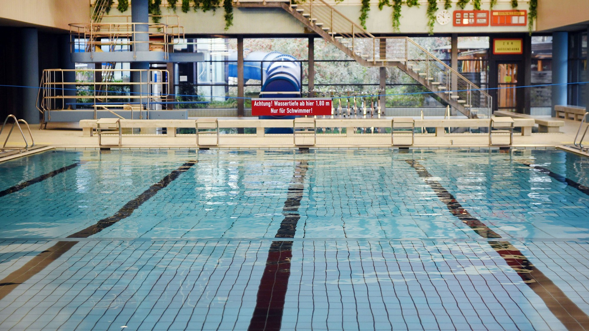 Ein leeres Schwimmerbecken ist am 15.01.2016 im städtische Schwimmbad in Bornheim (Nordrhein-Westfalen) zu sehen.