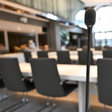 Ein Ratssaal in dem der Gemeinderat seine Sitzungen abhält.