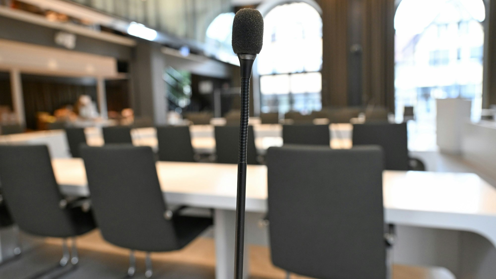 Ein Ratssaal in dem der Gemeinderat seine Sitzungen abhält.