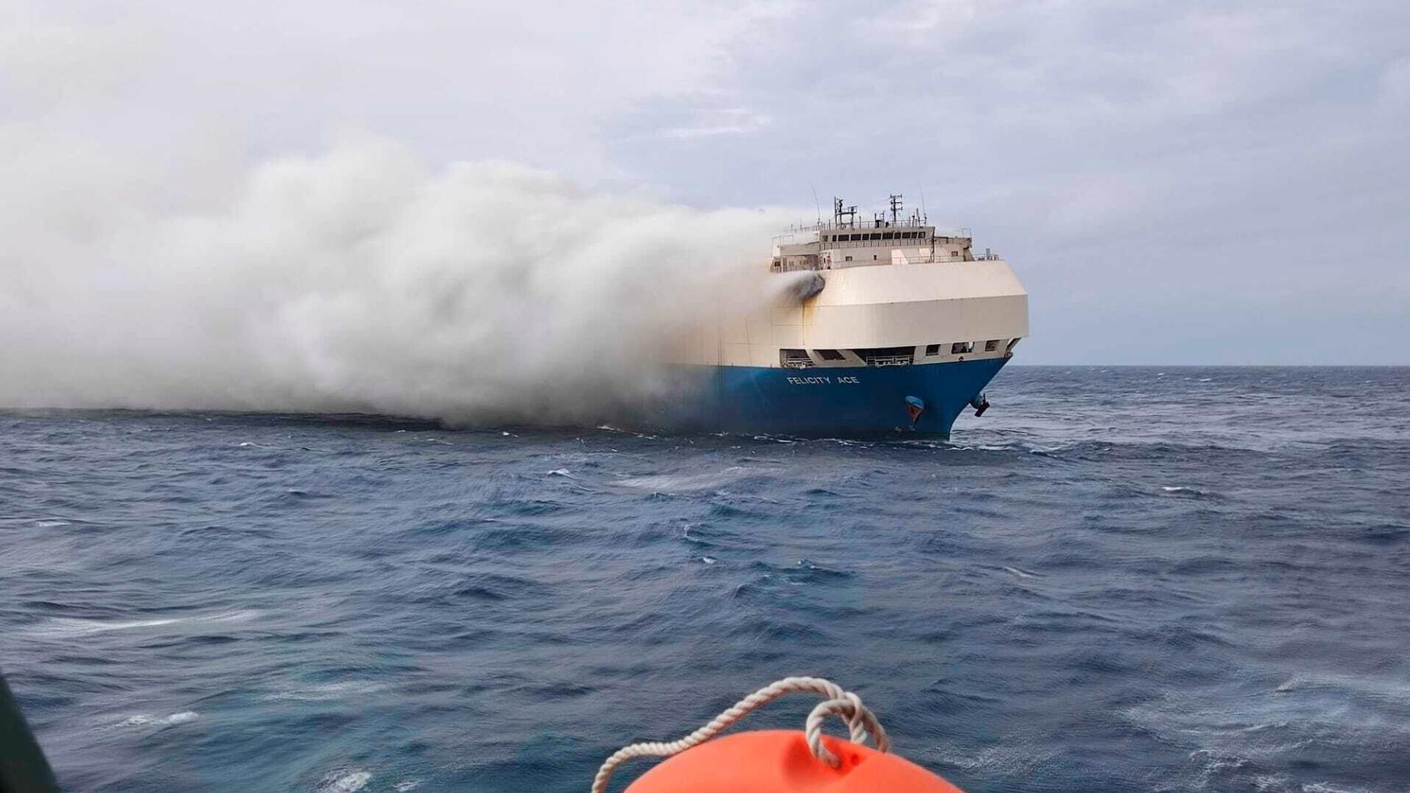 ARCHIV - 18.02.2022, ---, -: HANDOUT - Auf diesem von der portugiesischen Marine zur Verfügung gestellten Foto steigt Rauch aus dem brennenden Autotransportschiff «Felicity Ace». Ein ausgebrannter Frachter mit knapp 4000 Autos der VW-Gruppe ist am 01. März in rauer See im Atlantik gesunken, während das Schiff abgeschleppt wurde. Das Feuer auf der «Felicity Ace» war am 16. Februar bei den Azoren ausgebrochen. Foto: -/Portuguese Navy/AP/dpa - ACHTUNG: Nur zur redaktionellen Verwendung im Zusammenhang mit der aktuellen Berichterstattung und nur mit vollständiger Nennung des vorstehenden Credits +++ dpa-Bildfunk +++