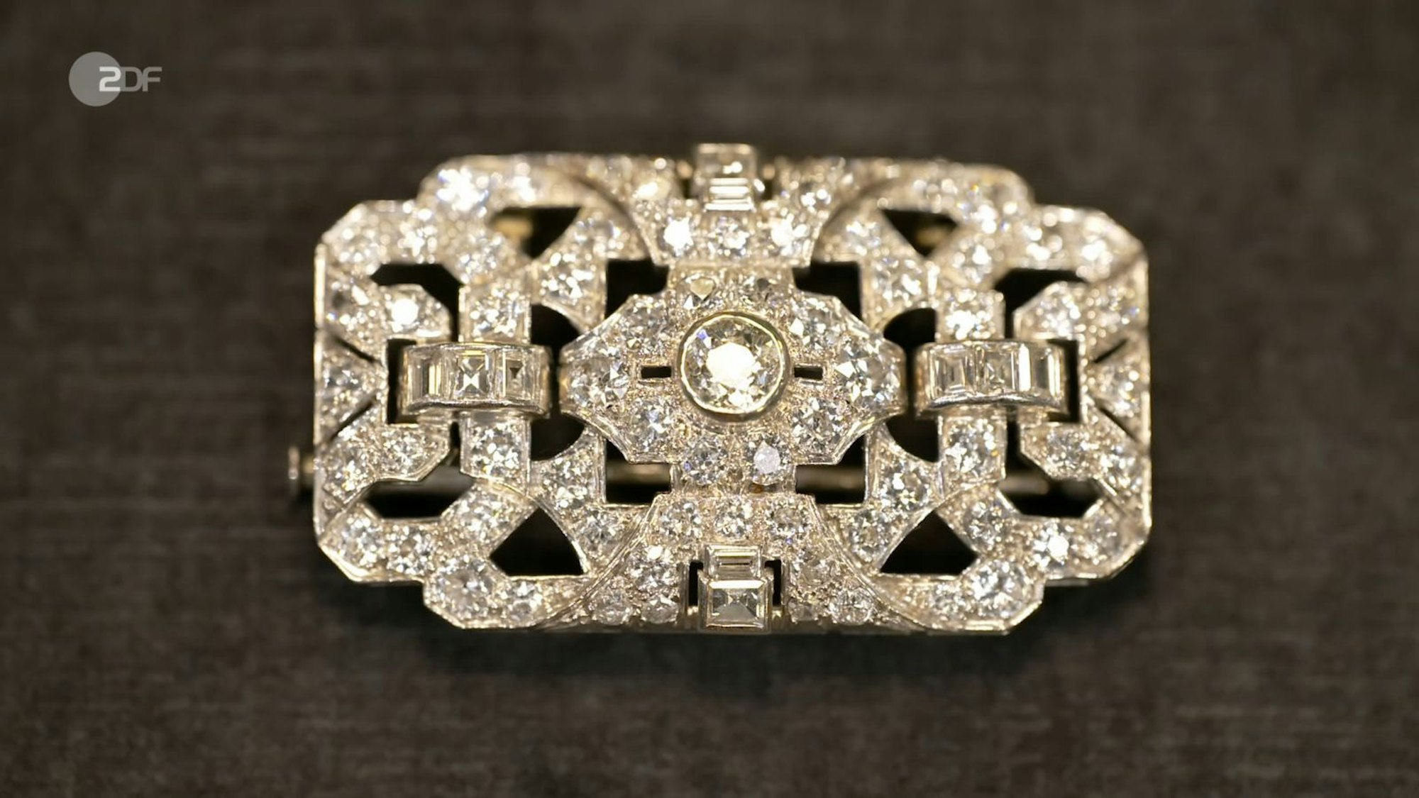 Eine Tafel-Brosche aus Platin mit Diamanten brachte Christine aus München mit. Ab 3.000 wollte sie den Schmuck aus den 1930er Jahren abgeben. Dr. Rezepa-Zabel empfahl bis zu 4.000. Wolfgang Pauritsch war die „ganz besondere“ Brosche 3.200 Euro wert. (Bild: ZDF)