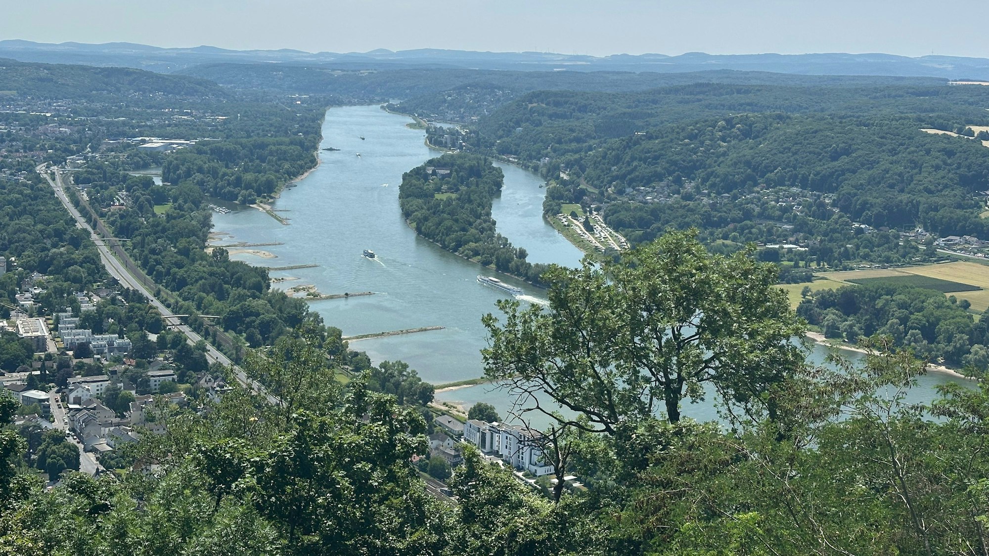 Blick vom Drachenfels aus ins Mittelrheintal. Dort hatte sich eine Hitze-Insel gebildet.