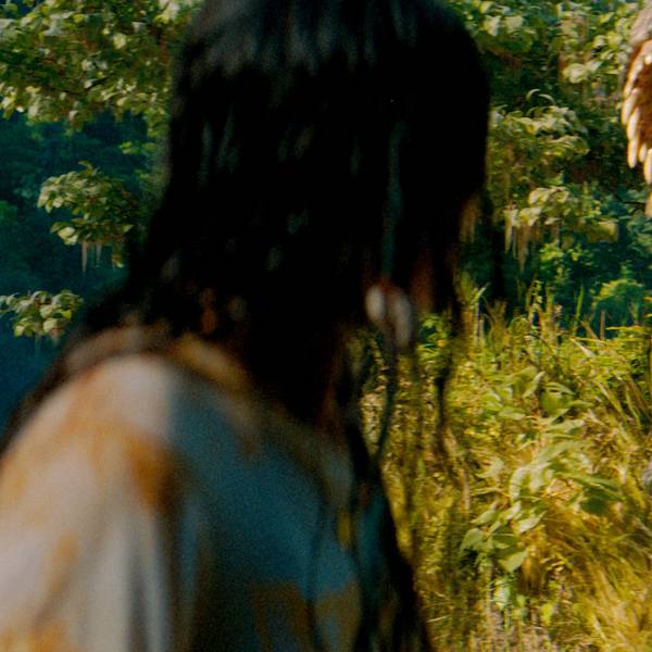 Eine Szene des Films «Jurassic World: Die Wiedergeburt» - Ein Dino reißt sein Maul weit auf.