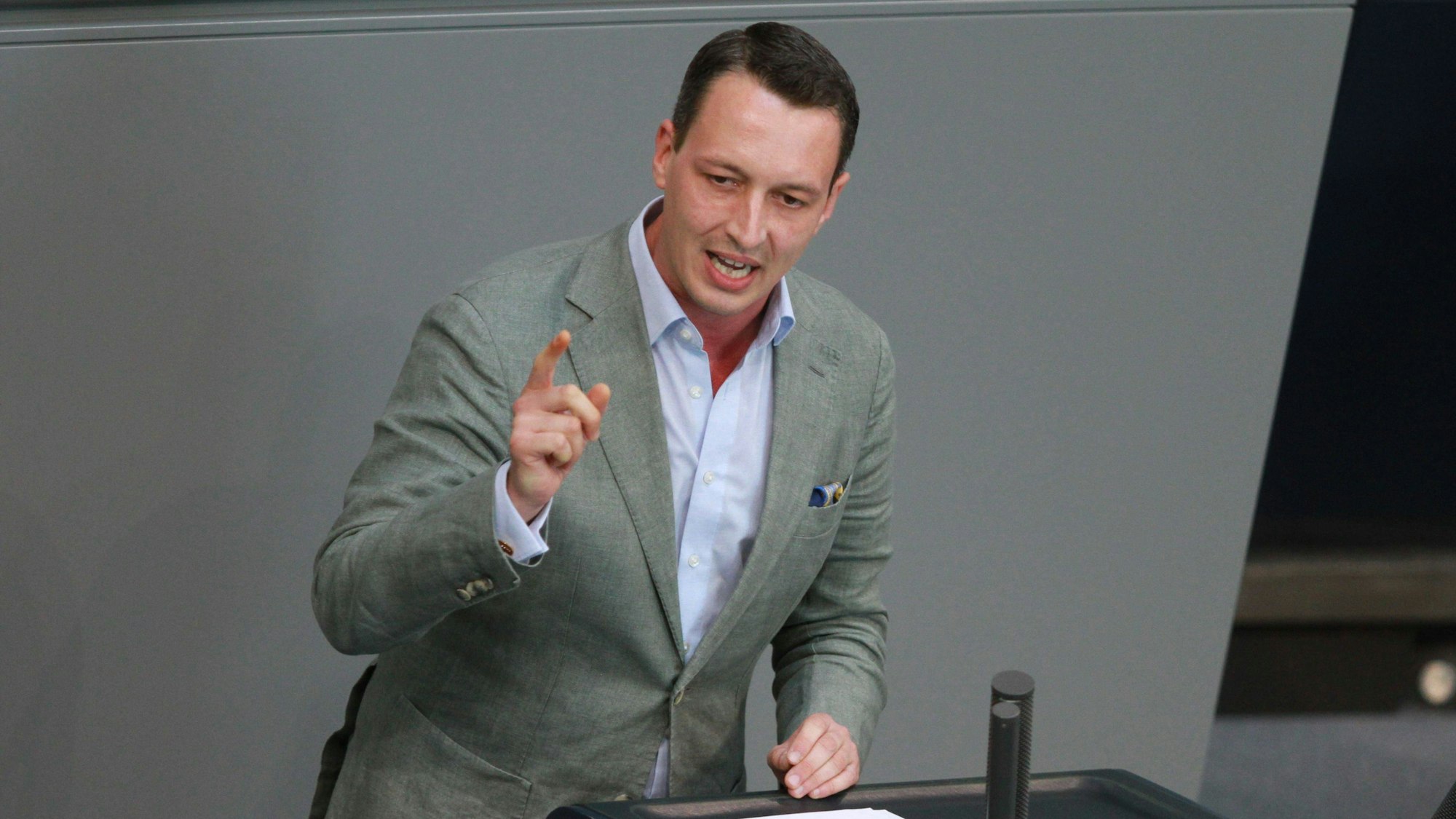 Matthias Helferich spricht im Bundestag (Archivbild)