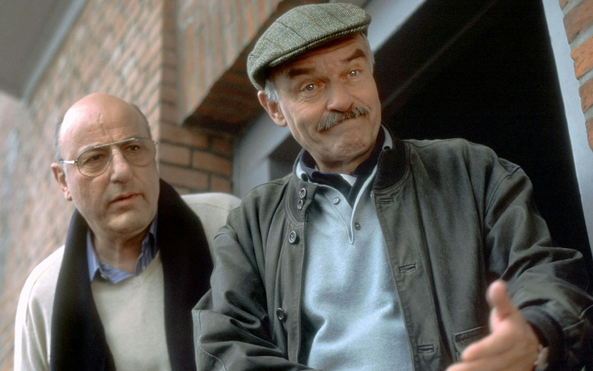 An der Seite von Manfred Krug (links) spielte er im Hamburger „Tatort“ seine bekannteste Rolle: Charles Brauer feiert am 3. Juli seinen 90. Geburtstag. (Bild: ARD / NDR / Manju Sawhney)