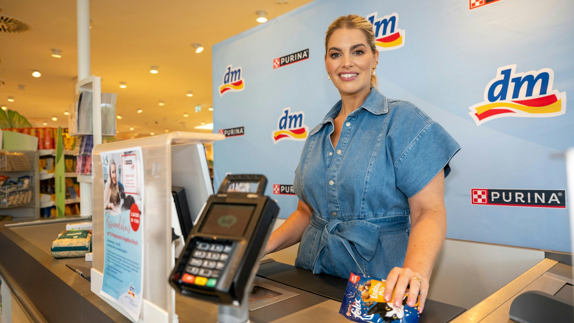 Curvy-Model Angelina Kirsch kassiert bei DM für den guten Zweck.