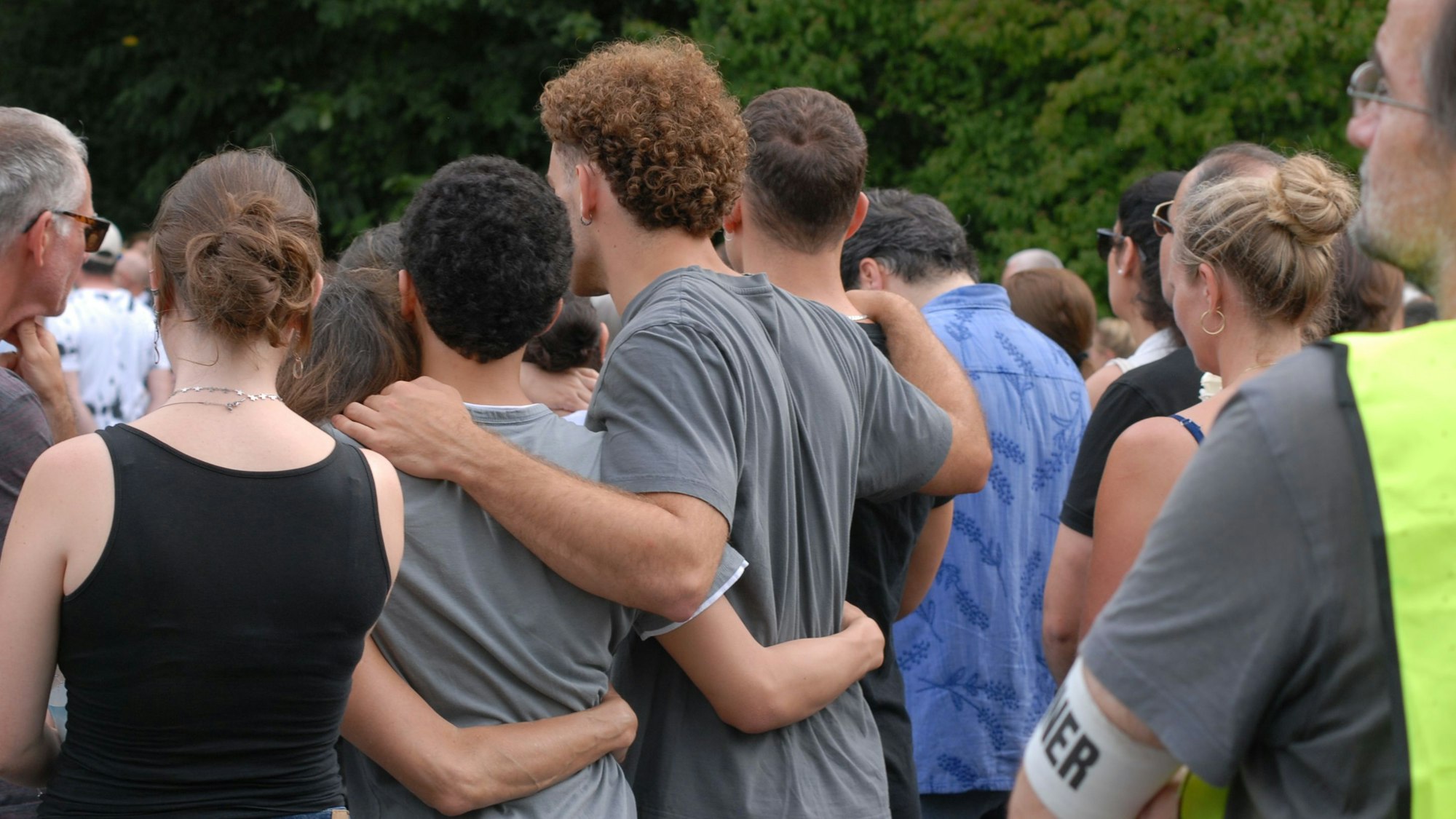 Viele Menschen gedachten vor rund einer Woche der Unfallopfer. Darunter auch Mitglieder der Schulgemeinde der Carl-Orff-Grundschule, aber auch Angehörige und Freunde.