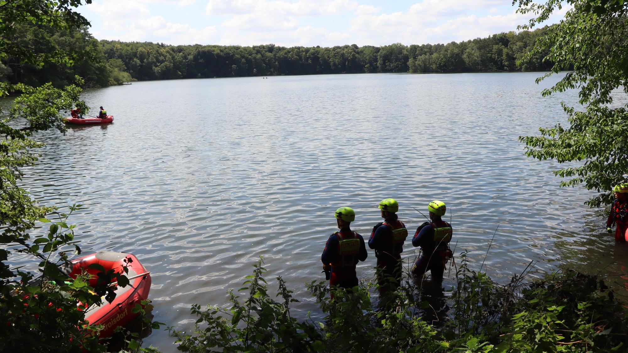 Mit mehreren Tauchern und Rettungskräften wurde nach dem Vermissten gesucht.