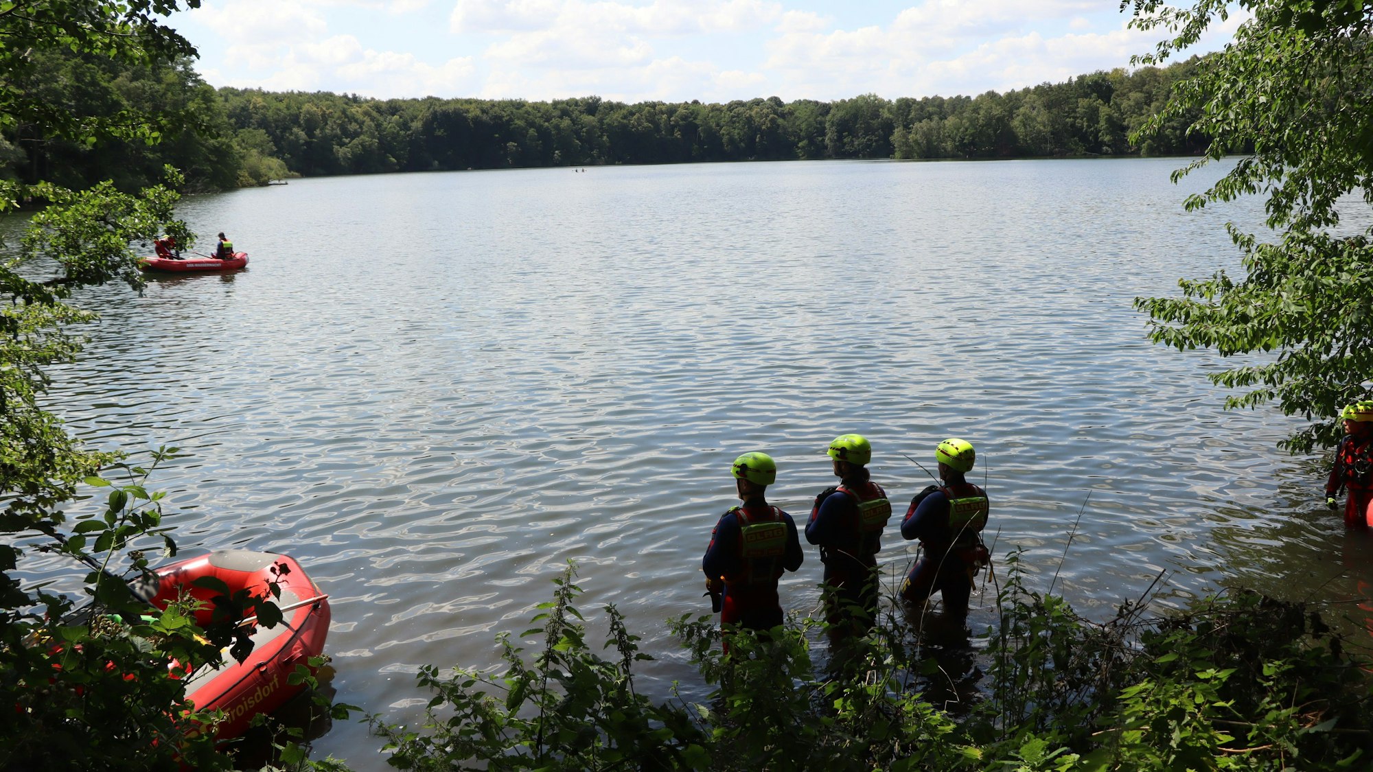 Mit mehreren Tauchern und Rettungskräften wurde nach dem Vermissten gesucht.