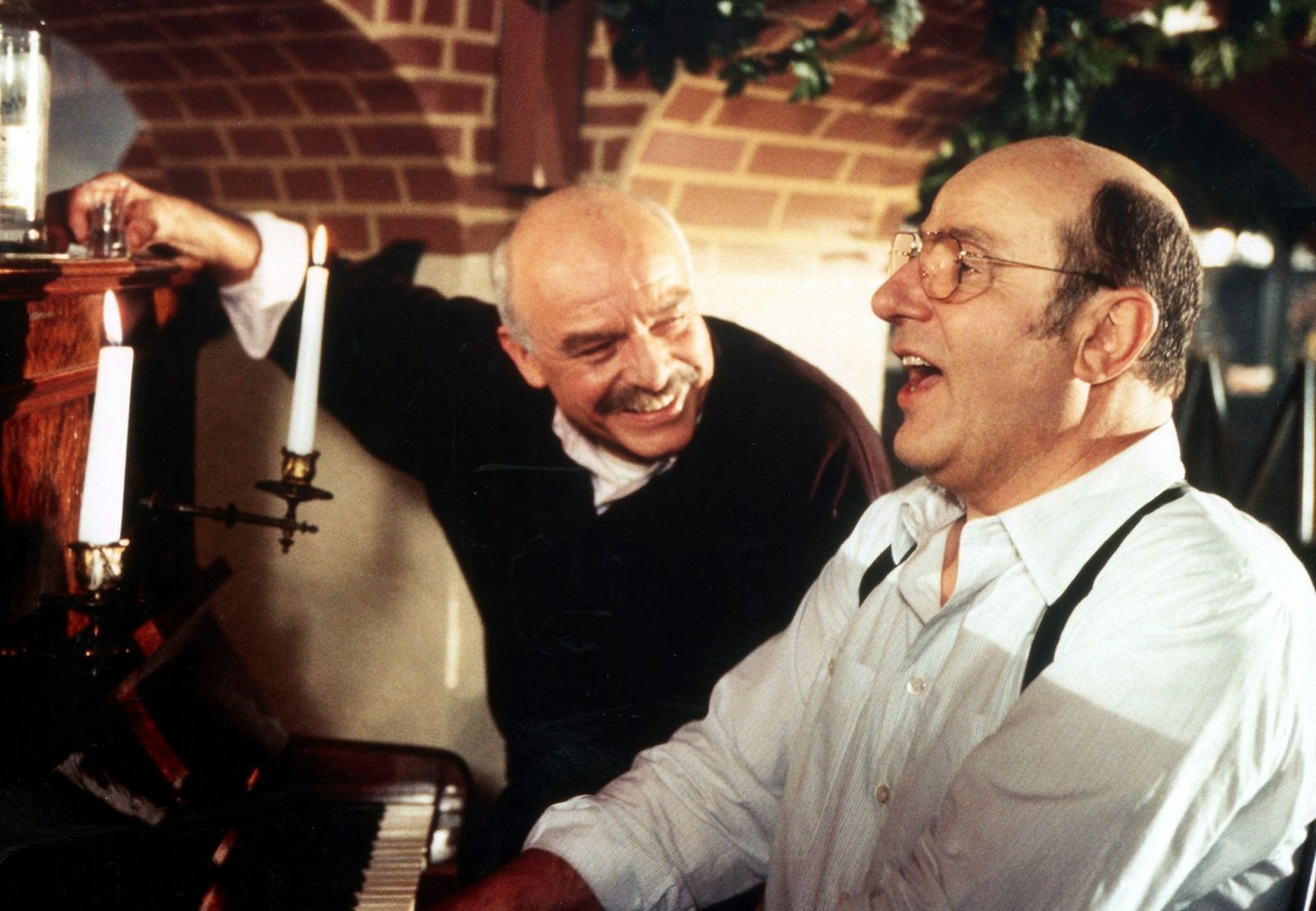 Singen an der Waterkant: Manfred Krug (links) und Charles Brauer ermittelten jahrelang als Hamburger Kommissare Stoever und Brockmöller. (Bild: ARD)