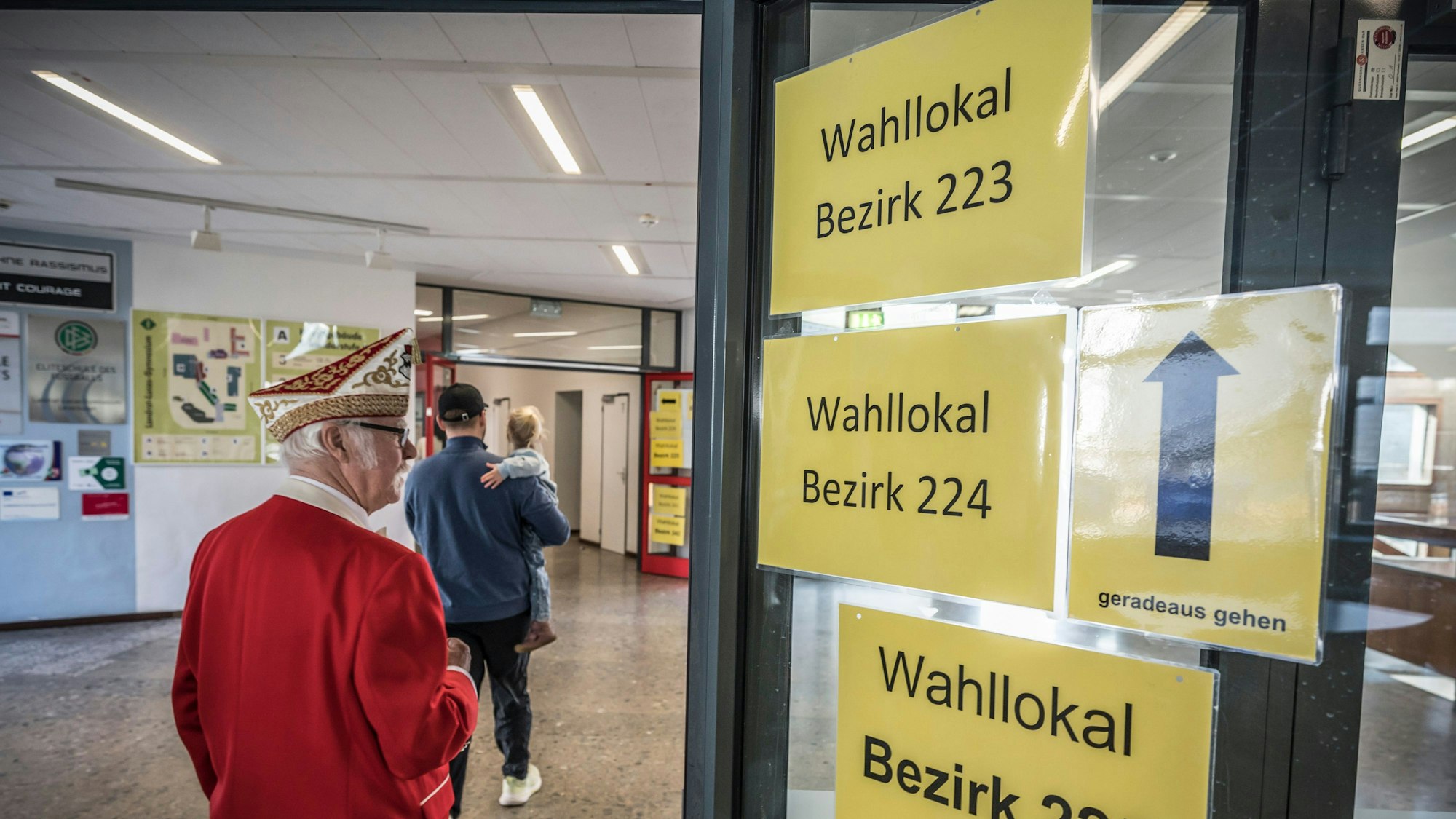 Auf dem Weg ins Wahllokal.