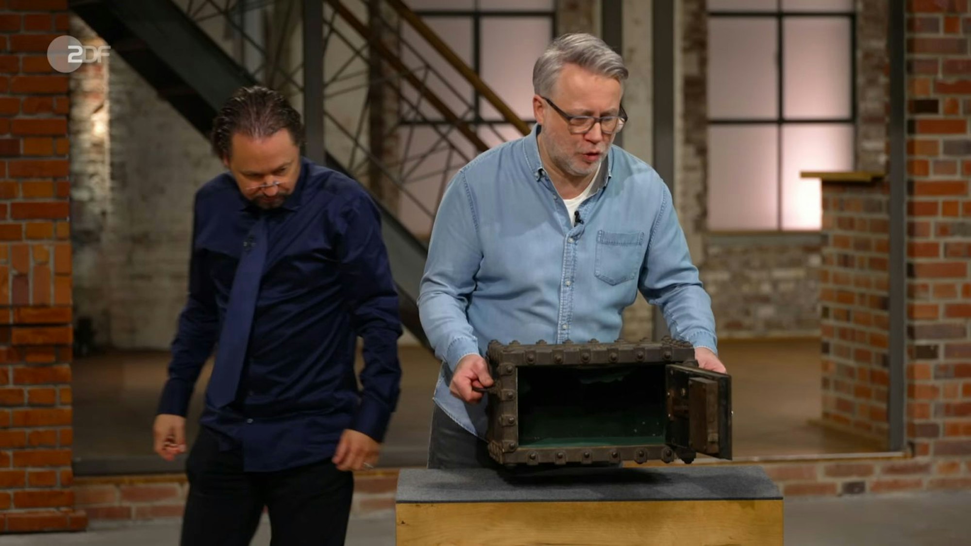 Ein gusseisener viktorianischer Reisetresor von Henri Bauche sollte Lisa und Tim 400 Euro einbringen. Annika Raßbach taxierte auf das Doppelte. Roman Runkel war der Tresor 510 Euro wert. (Bild: ZDF)