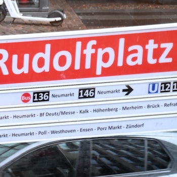 Das Schild am Rudolfplatz wurde anlässlich des CSD getauscht. (Archivbild)