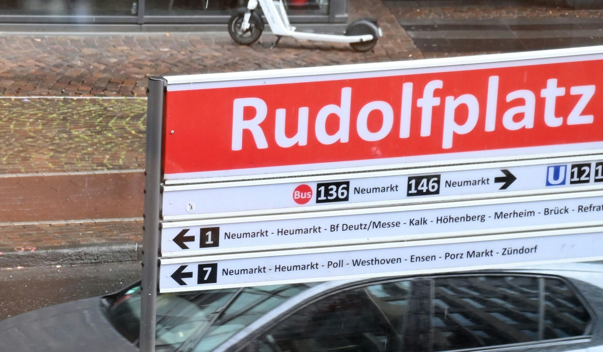 Das Schild am Rudolfplatz wurde anlässlich des CSD getauscht. (Archivbild)