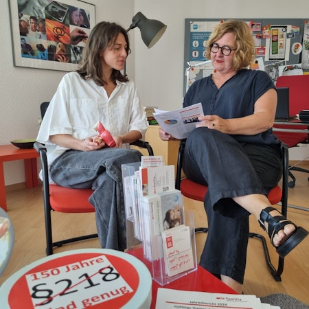 Pro Familia Leverkusen, Pia Heck (Blond, Leiterin) mit Miriam Pouget (dunkelhaarig, Frauenärztin)