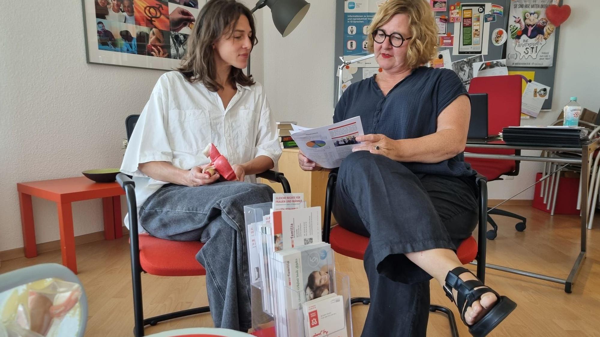 Pro Familia Leverkusen, Pia Heck (blond, Leiterin) mit Miriam Pouget (dunkelhaarig, Frauenärztin)