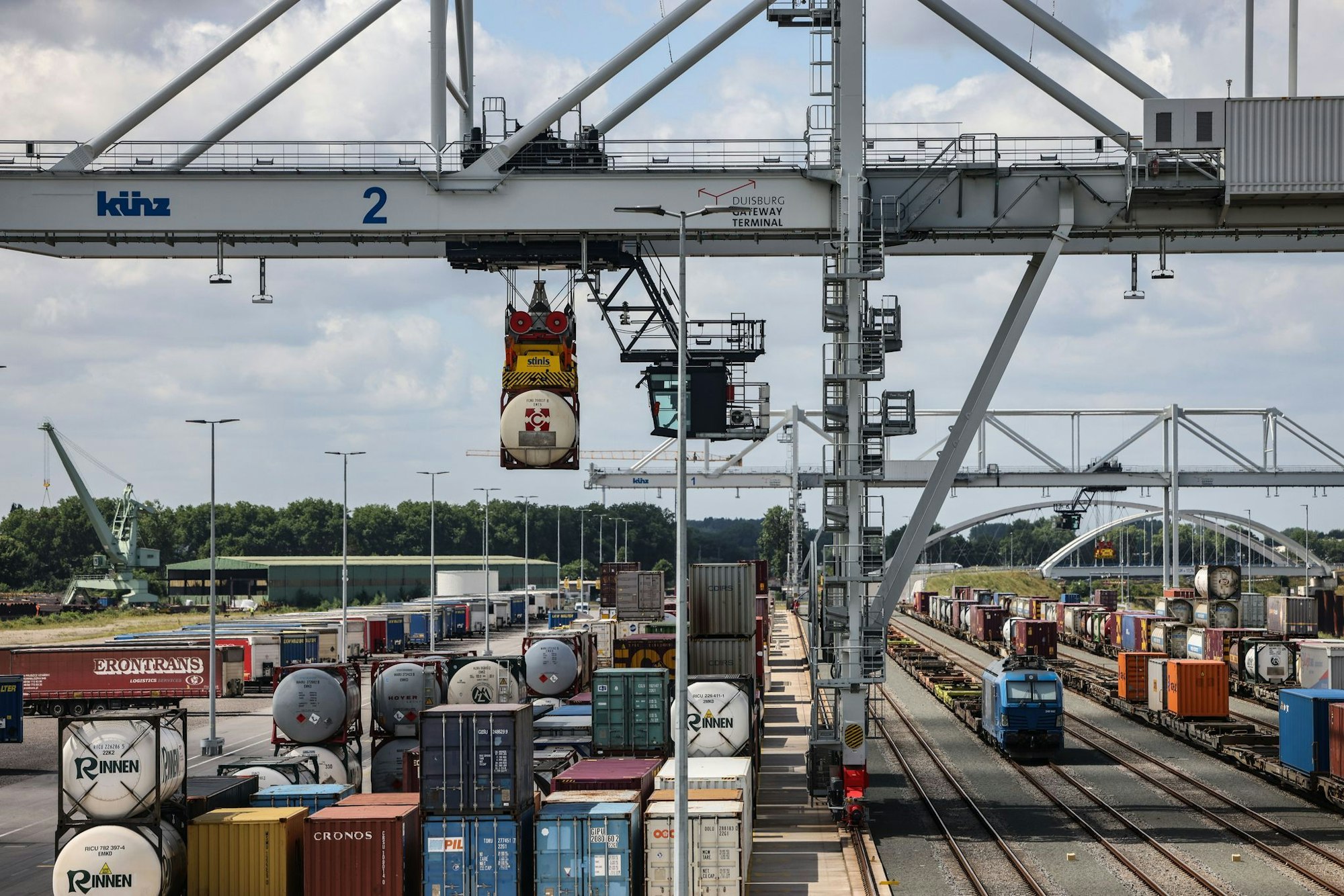 Das neue Duisburg Gateway Terminal soll eines Tages klimaneutral betrieben werden - mit Hilfe von Solarenergie und grünem Wasserstoff, der in Brennstoffzellen und Blockheizkraftwerken zum Einsatz kommt.