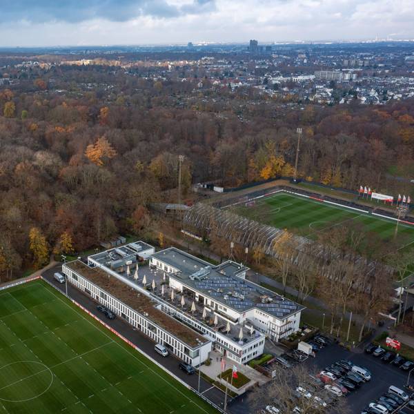07.12.2022, Köln: Blick auf das Geißbockheim und die Gleueler Wiese. Der 1.FC Köln möchte dort ein Leistungszentrum bauen. Luftaufnahme mit Drohne Foto: Uwe Weiser