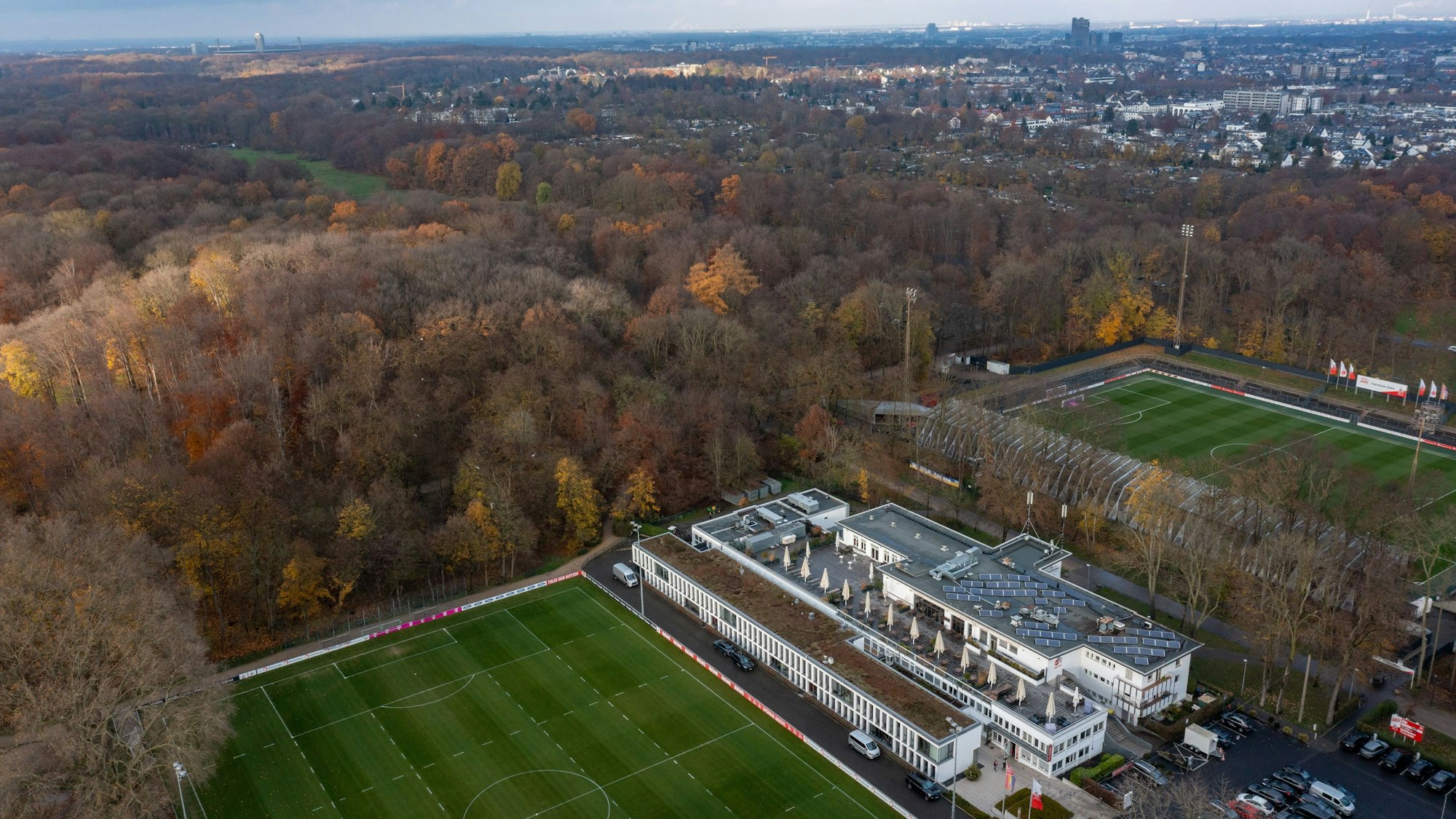 Blick auf das Geißbockheim und die Gleueler Wiese (hinten links).