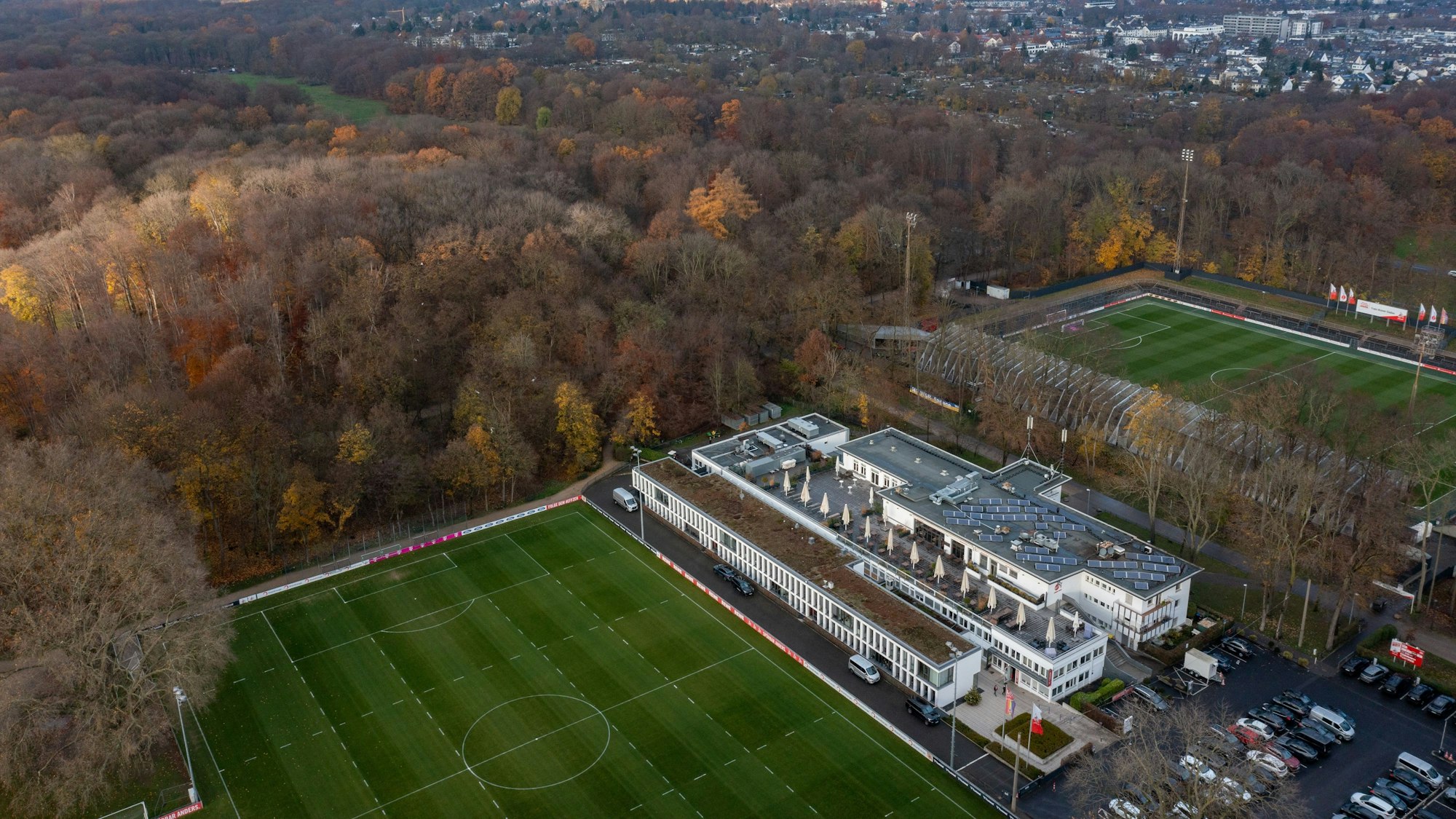 07.12.2022, Köln: Blick auf das Geißbockheim und die Gleueler Wiese. Der 1.FC Köln möchte dort ein Leistungszentrum bauen. Luftaufnahme mit Drohne Foto: Uwe Weiser