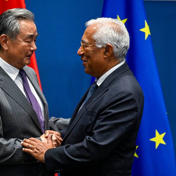 02.07.2025, Belgien, Brüssel: Antonio Costa (r), Präsident des Europäischen Rates, begrüßt den chinesischen Außenminister Wang Yi zu einem Treffen. Chinas Außenminister Wang Yi setzt seine Europareise in Brüssel fort. Foto: Wiktor Dabkowski/ZUMA Press Wire/dpa +++ dpa-Bildfunk +++