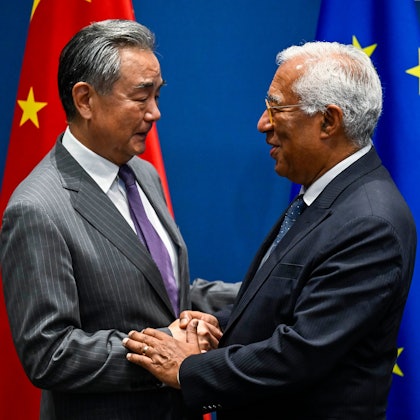 02.07.2025, Belgien, Brüssel: Antonio Costa (r), Präsident des Europäischen Rates, begrüßt den chinesischen Außenminister Wang Yi zu einem Treffen. Chinas Außenminister Wang Yi setzt seine Europareise in Brüssel fort. Foto: Wiktor Dabkowski/ZUMA Press Wire/dpa +++ dpa-Bildfunk +++