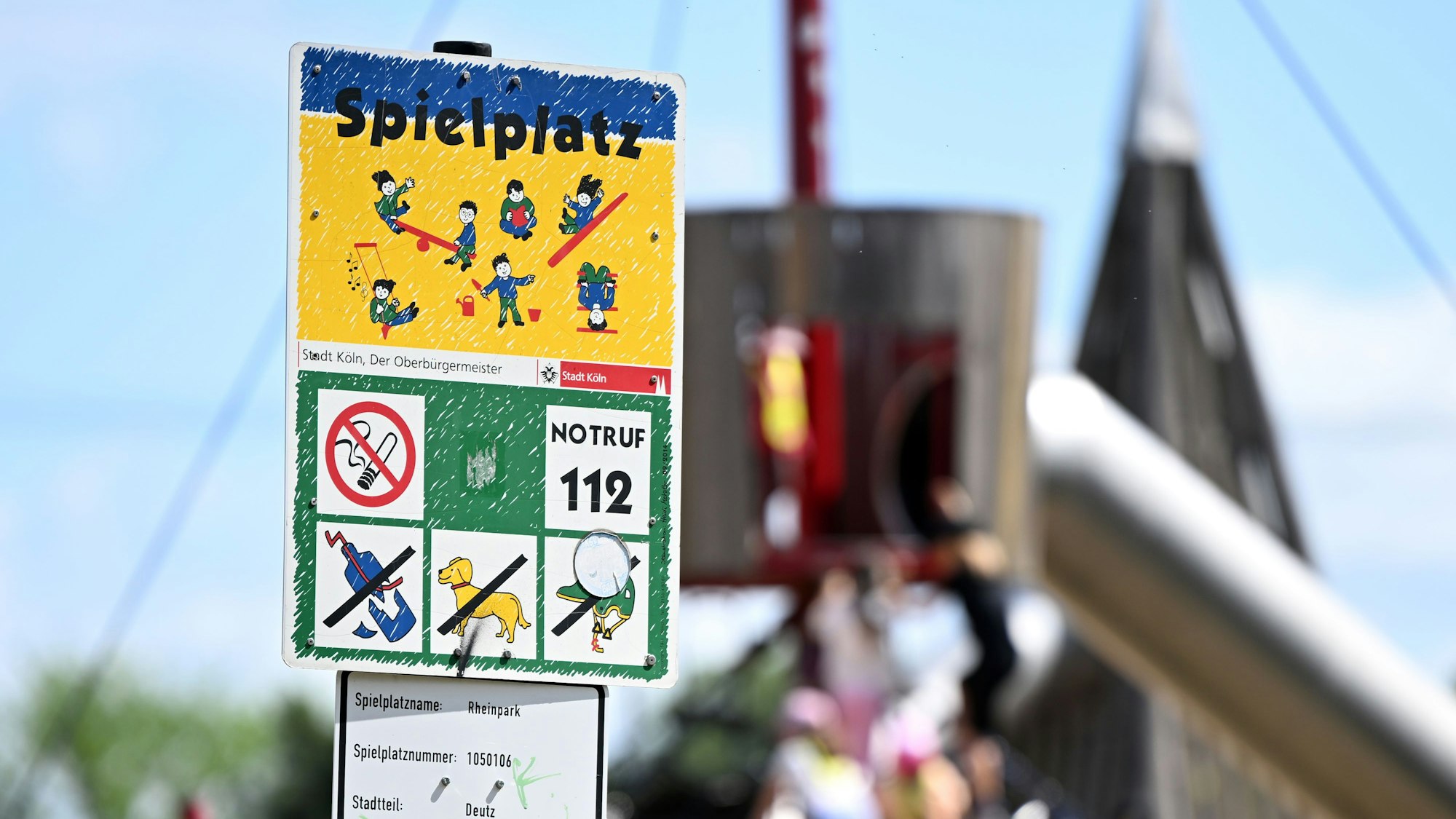 Ein Schild weist auf einen Spielplatz hin. Foto: Federico Gambarini/dpa