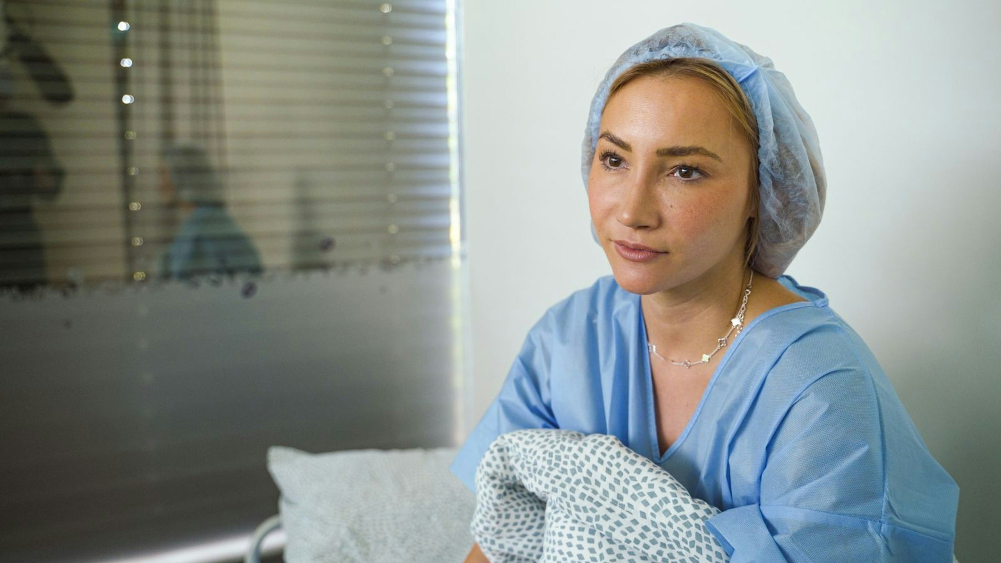 Alina (37) wartet auf die OP zur Eizellenentnahme für ihre siebte künstliche Befruchtung. Sie hat Hoffnung, dass es dieses Mal funktioniert. (Bild: ZDF/Frank Schunicht)