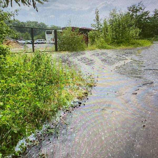 Zu sehen ist Wasser, das einen Weg hinunterläuft.