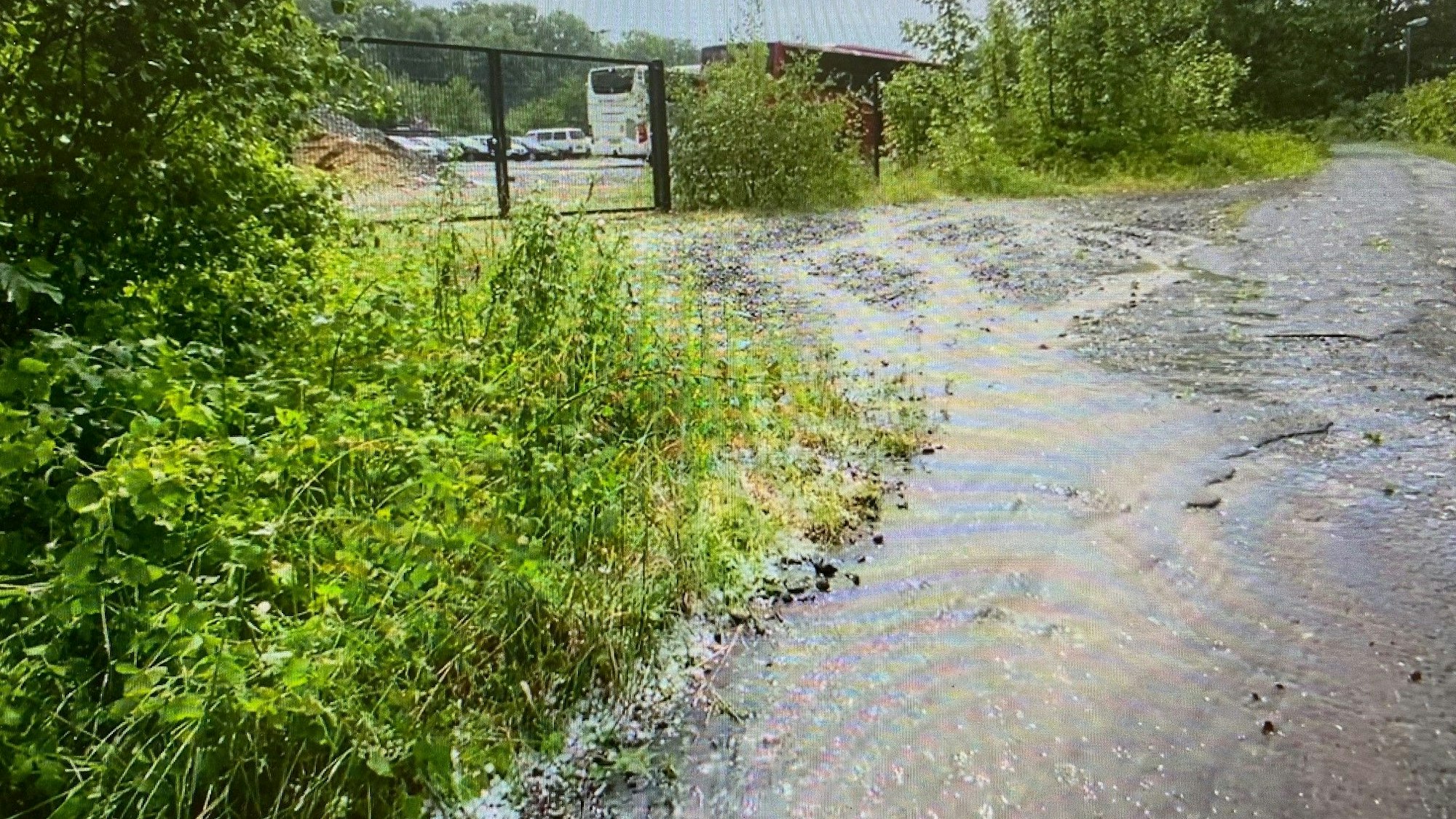 Zu sehen ist Wasser, das einen Weg hinunterläuft.