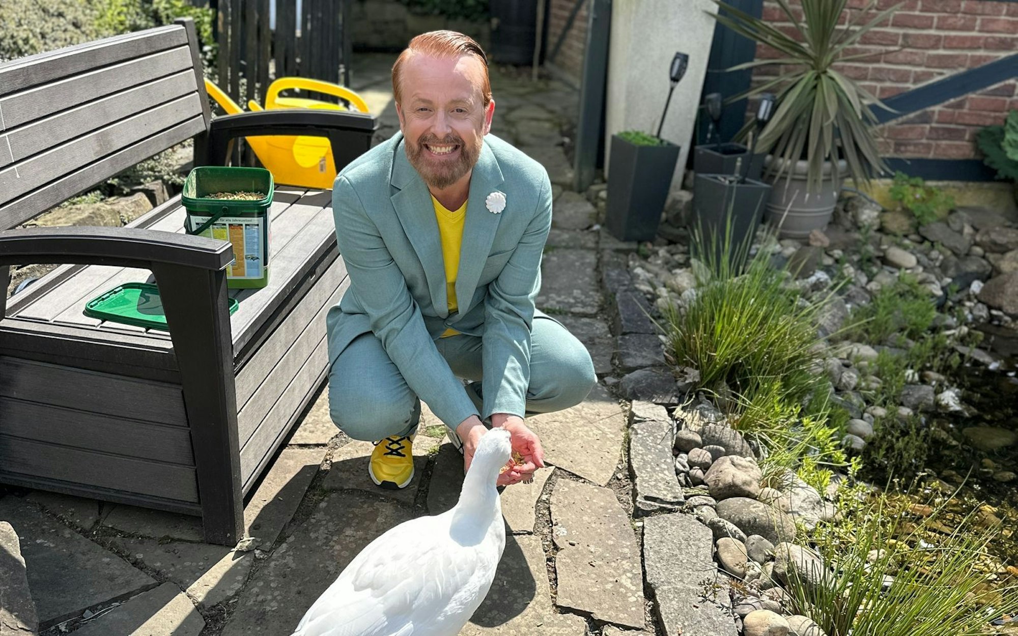 „Ich habe ein sehr enges Verhältnis zu den Enten“, verrät Ross Antony im Interview. Der frühere Bro'Sis-Star erzählt, warum ihm die Tiere Ruhe schenken und wie er so richtig abschalten kann. (Bild: Bigger Fish Management Romy Günther)