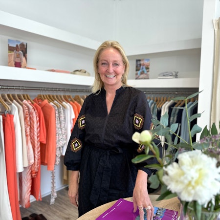 Claudia Lanius führt mehrere Mode-Läden in Köln, mit denen sie sich für Nachhaltigkeit in der Branche einsetzt.