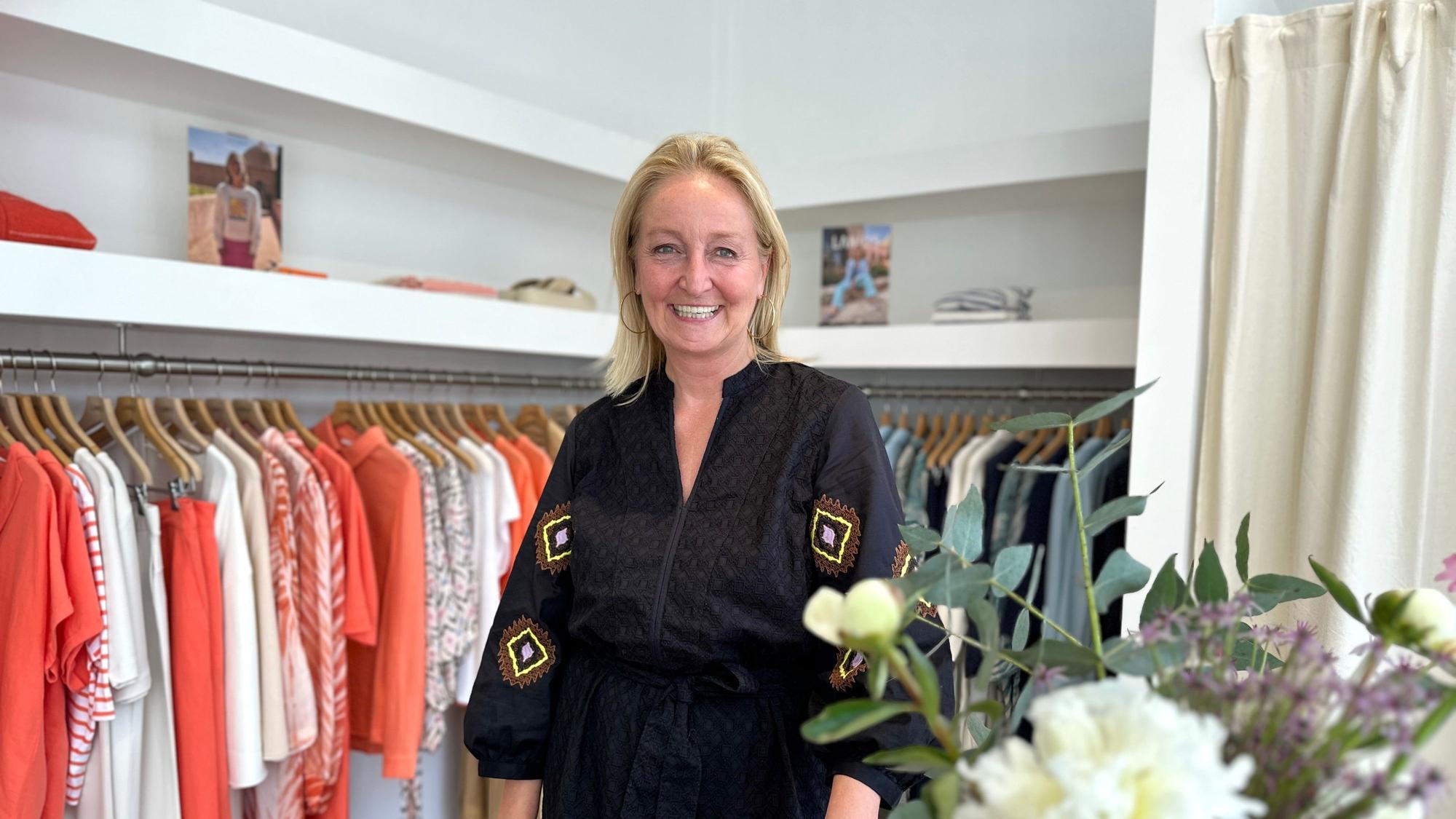Claudia Lanius führt mehrere Mode-Läden in Köln, mit denen sie sich für Nachhaltigkeit in der Branche einsetzt.