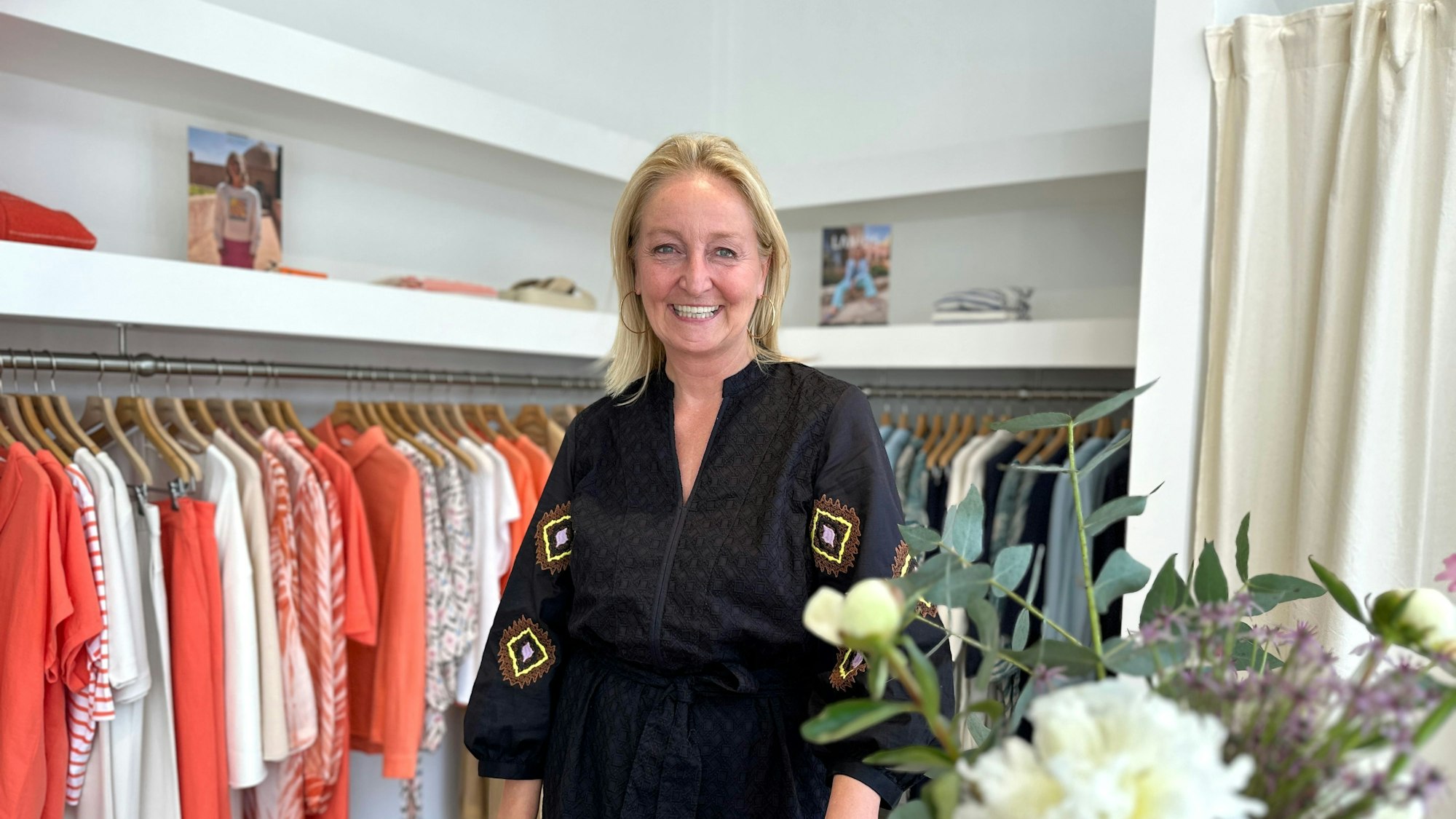 Claudia Lanius führt mehrere Mode-Läden in Köln, mit denen sie sich für Nachhaltigkeit in der Branche einsetzt.